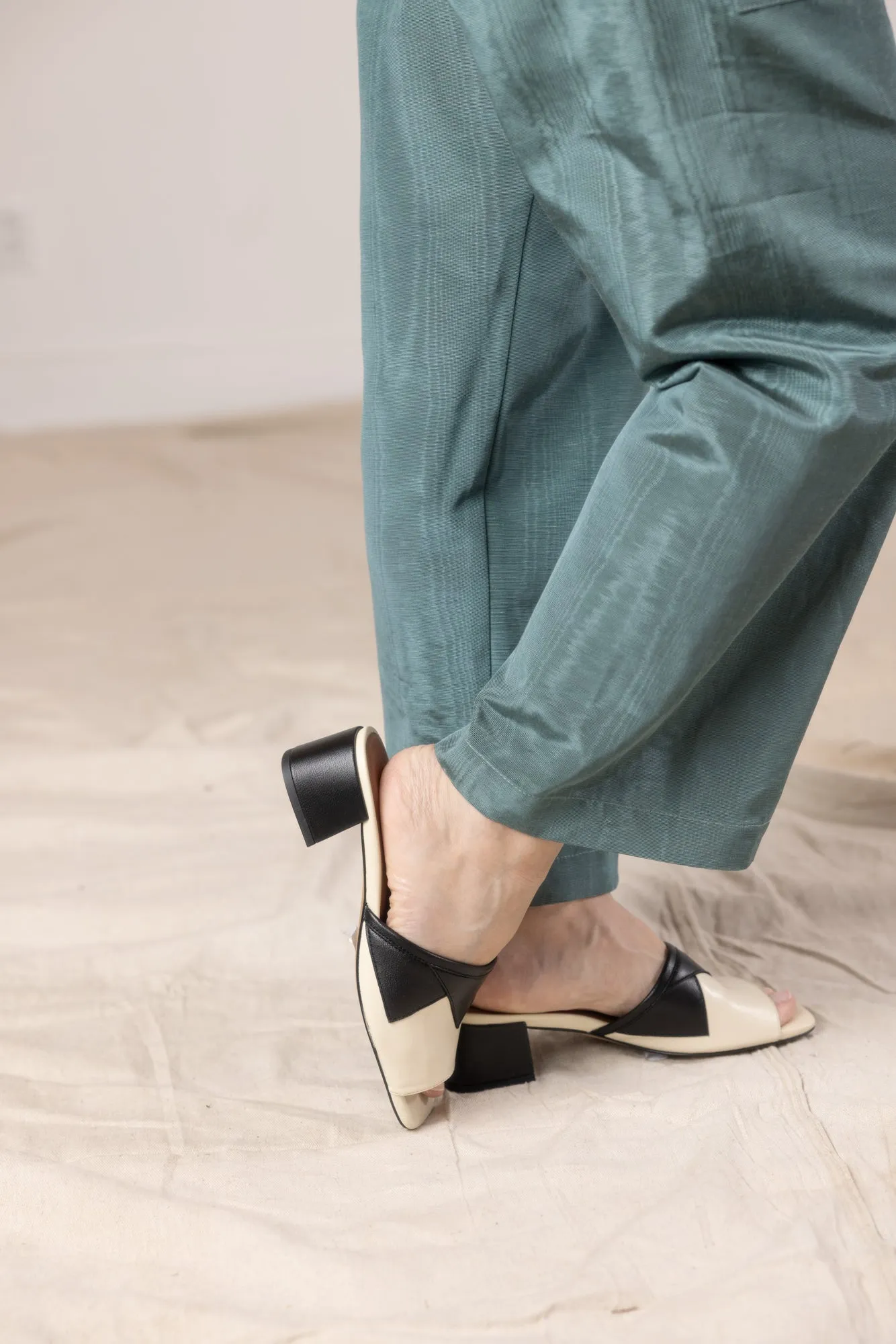 Piranha Slides - Butter/Black
